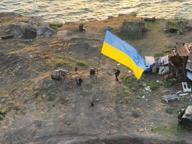 На острові Зміїному встановили український прапор. Фото дня
