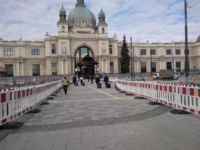 На площі Двірцевій відкрили прохід до центрального входу залізничного вокзалу. Фото дня