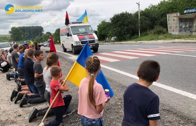 На Львівщині прощаються із військовослужбовцем, який служив на Сході