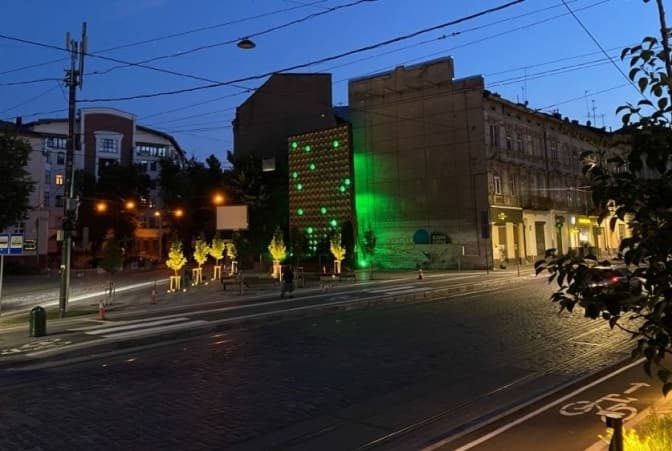 На вулиці Бандери у Львові підсвітили дерева і озеленили стінку
