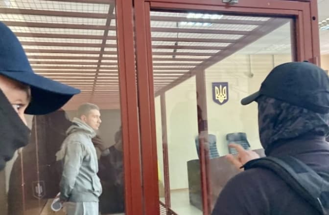 Мати підозрюваного у вбивстві підлітка на станції фунікулера вдарила журналістку в суді