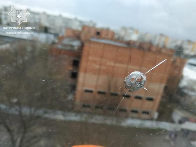 У Львові підлітки стріляли по вікнах будинку