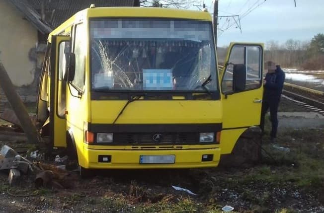 У Львові судитимуть водія, який намагаючись проскочити залізничний переїзд, скоїв смертельну ДТП