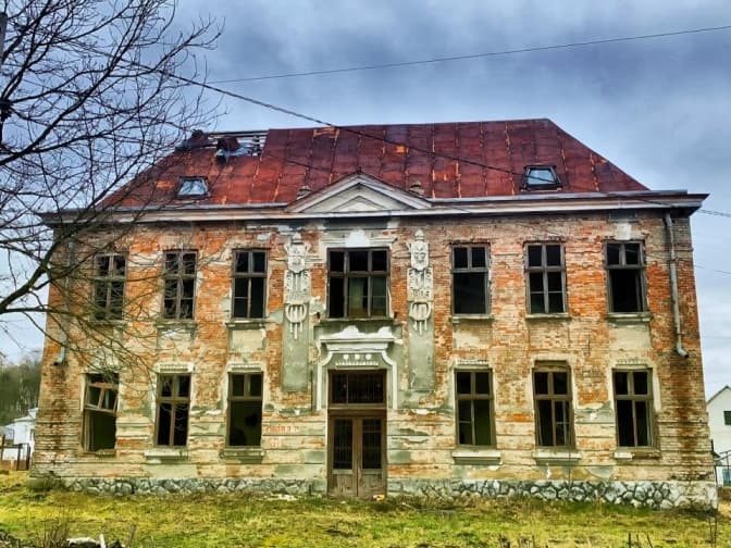 На Львівщині відновлять 115-річну школу