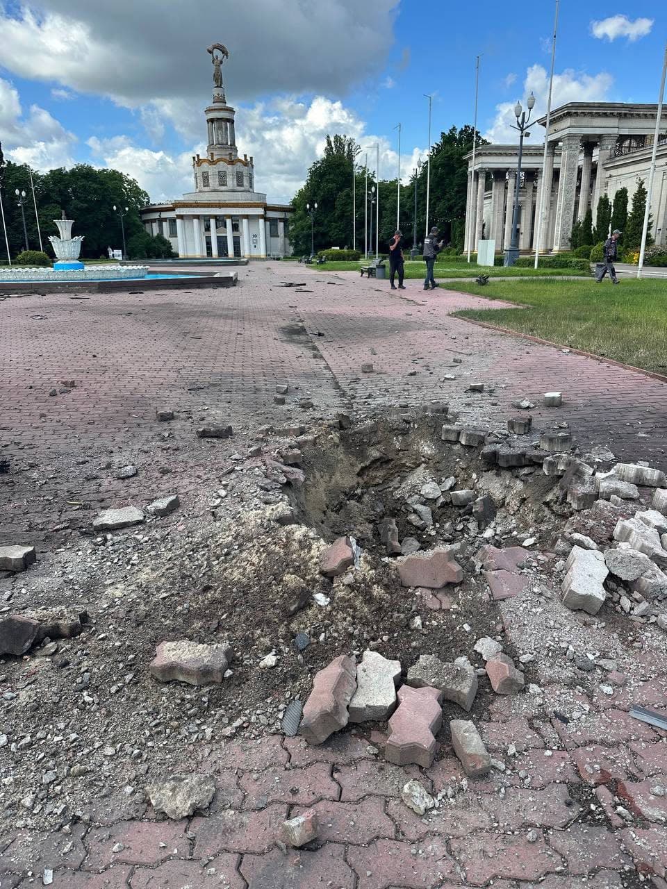 Побиті павільйони та понівечена Оранжерея: у Києві ліквідовують наслідки ворожого удару по території ВДНГ