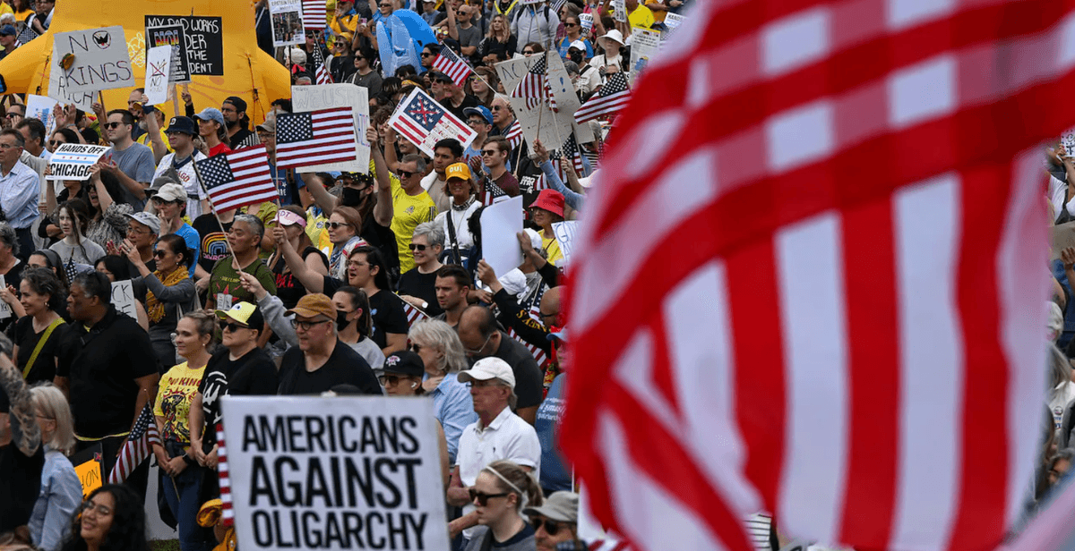 У США тисячі людей протестували проти політики Трампа. Республіканці назвали це «ненавистю до Америки»