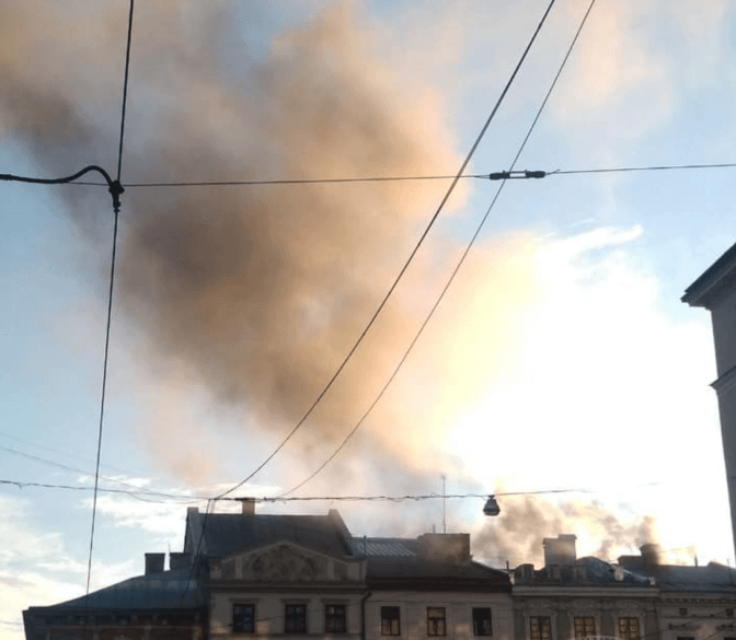 У Львові на площі Ринок сталася пожежа в будівлі