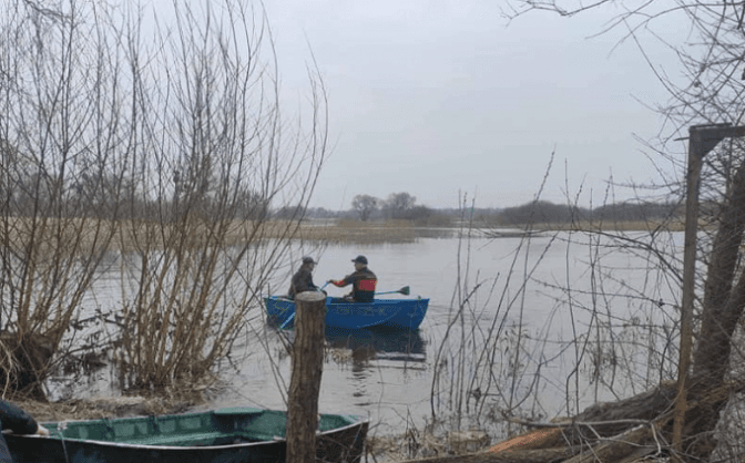 На Львівщині розшукують рибалку, який затонув разом із човном