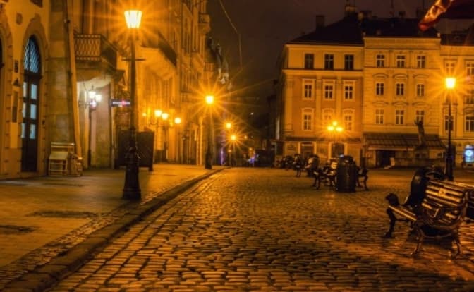У Львові відповіли, чи розглядають зміну комендантської години