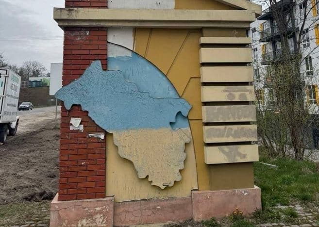 На Львівщині демонтують межовий знак колишнього Жовківського району. На його місці облаштують велодоріжку