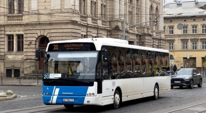 На львівські маршрути додатково випустили 64 сучасні великі низькопідлогові автобуси
