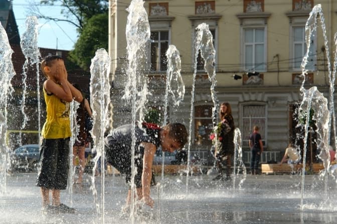 Понад 30 градусів тепла і короткочасні дощі. До Львова знову йде потепління