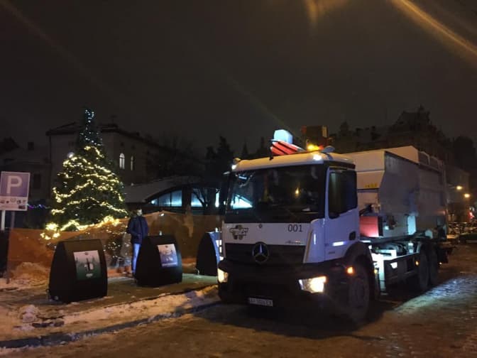 У центрі Львова запрацювали перші підземні контейнери для сміття. Доповнено