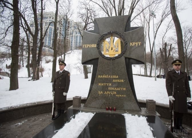 Згадуючи героїв Крут. І в 1918-му у Києві переважали охочі "зазирнути в очі путіну"