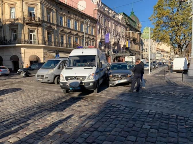 У центрі Львова зіткнулись авто вибухотехніків та легковик. Фото