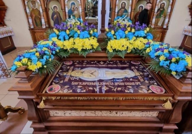Як виглядають плащаниці у різних храмах Львова. Фото
