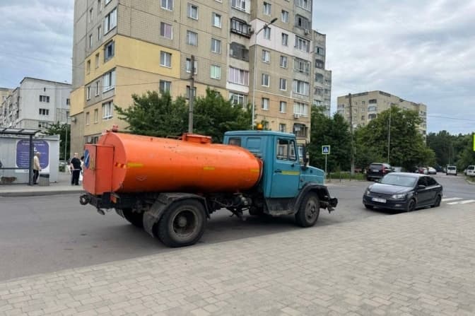 У Залізничному та Шевченківському районах Львова працюють водовозки — де набрати воду