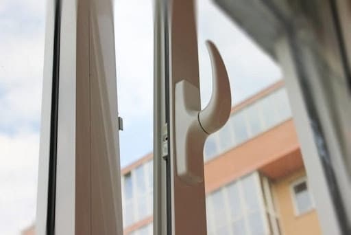 У Львові з вікна 8 поверху випала 14-річна дівчина