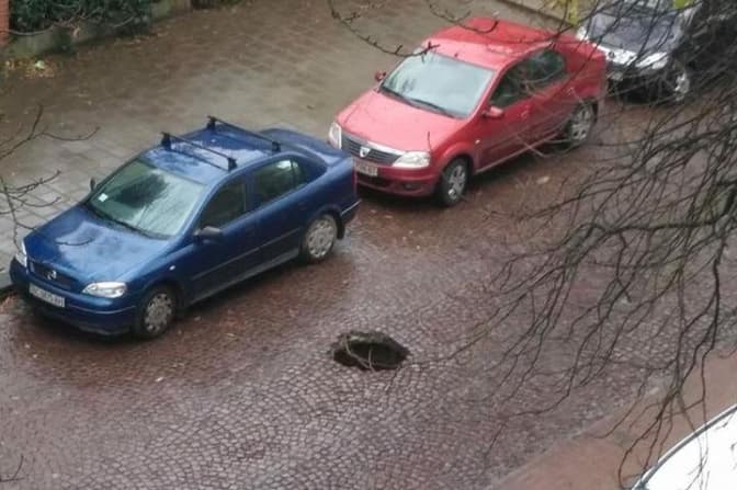 На вулиці Коновальця у Львові провалилася дорога. Доповнено