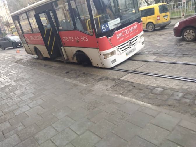 У Львові під час руху маршрутка втратила колесо. Фото