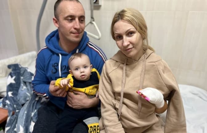 Львівські лікарі врятували жінку та дитину, авто яких обстріляли під Гостомелем