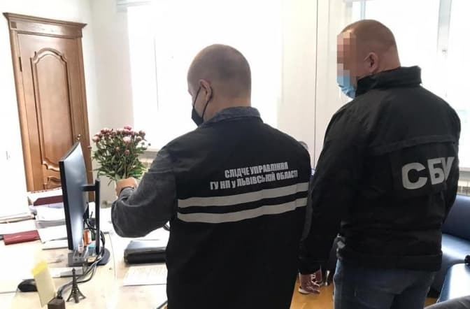 Двох екскерівників Львівського локомотиворемонтного заводу підозрюють у розтраті майже 1 млн грн