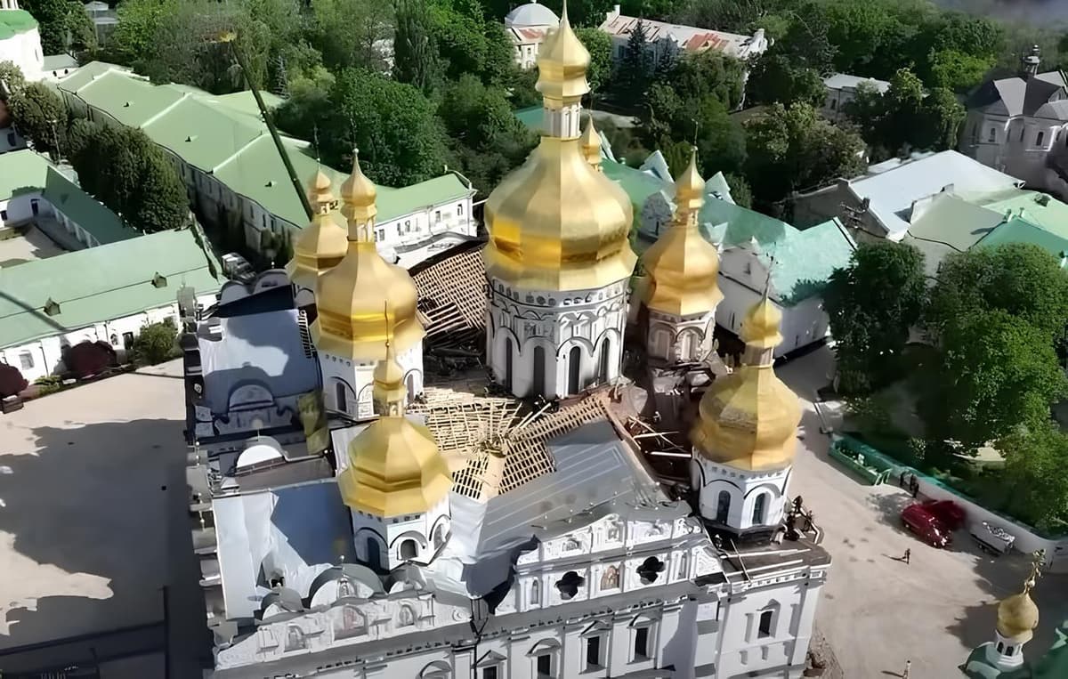 Фахівці ДСНС спорудили тимчасовий дах на Свято-Успенському соборі у Києво-Печерській лаврі