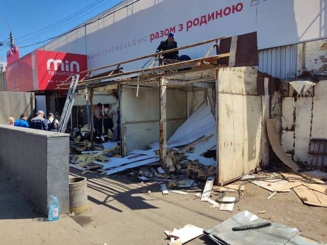 Біля станції метро «Академмістечко» прибирають 150 МАФів