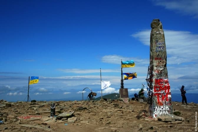 Маленька пляшка води за 100 грн. На Говерлі облаштували стихійний ринок