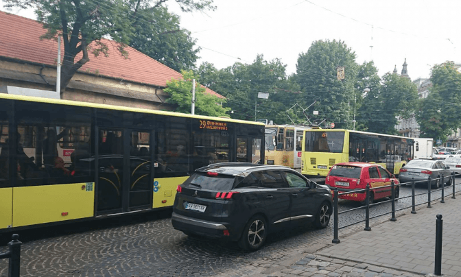 Ситуація на дорогах Львова. У центрі тимчасово не курсують трамваї