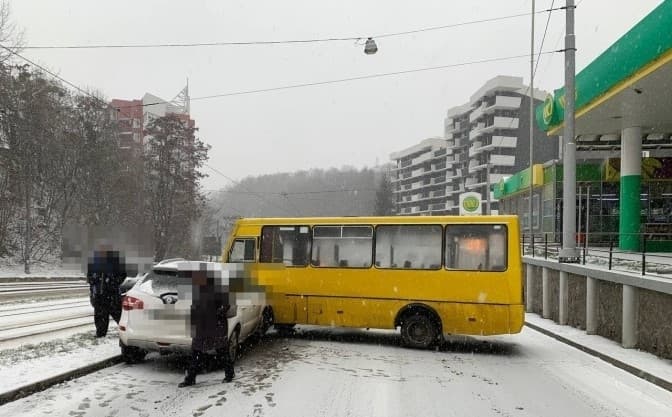 Ситуація на дорогах Львова. Водій маршрутки спричинив ДТП на Стуса