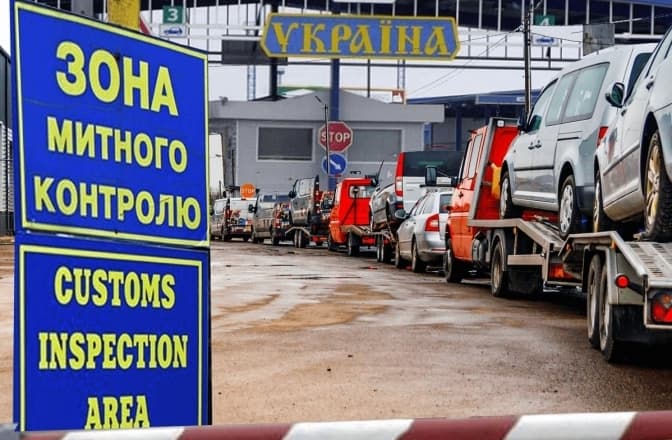 На в'їзд в Україну сформувались черги з кількох сотень автомобілів, які не встигли на нульове розмитнення