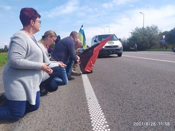 У Буську на колінах зустріли Героя, який загинув на війні з Росією понад 5 років тому