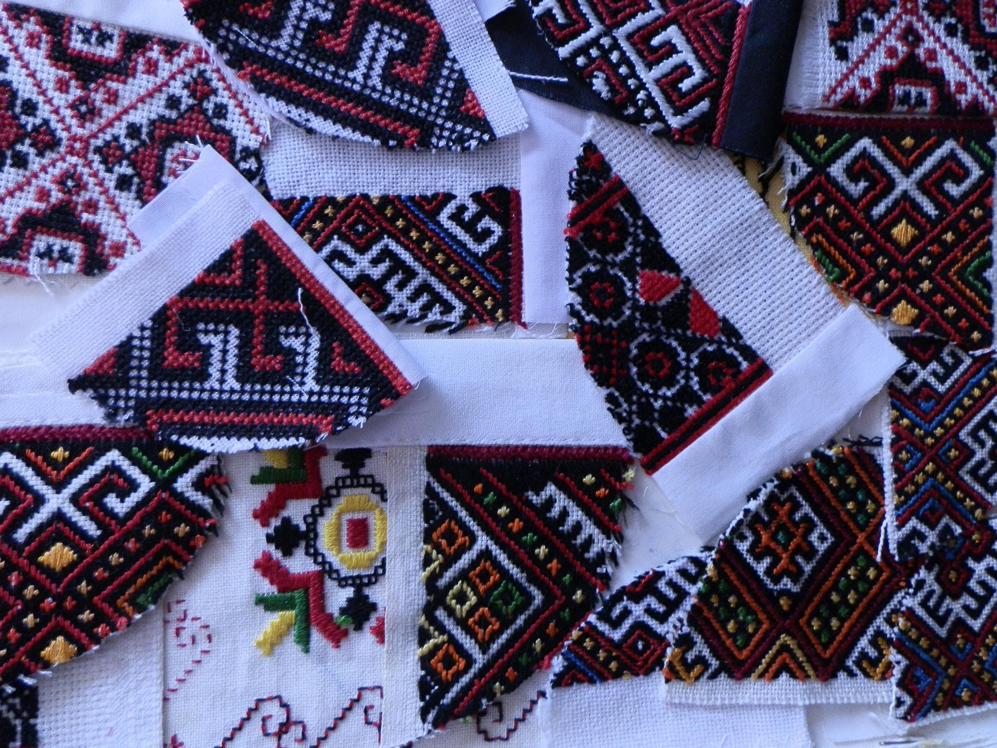 По клаптиках інколи доводиться вивчати давні візерунки, каже майстриня