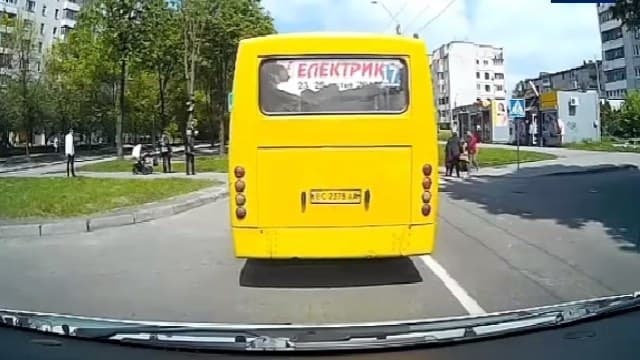 Два автобуси Львова змінюють маршрут. Вулицю Левандівську перекрили для руху