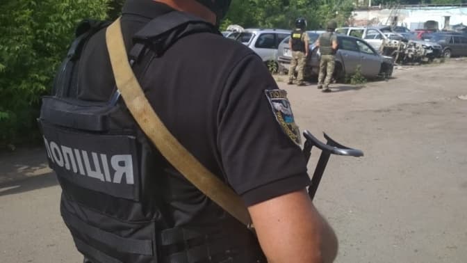 У Полтаві чоловік погрожує підірвати гранатою себе та поліцейського. Оновлено