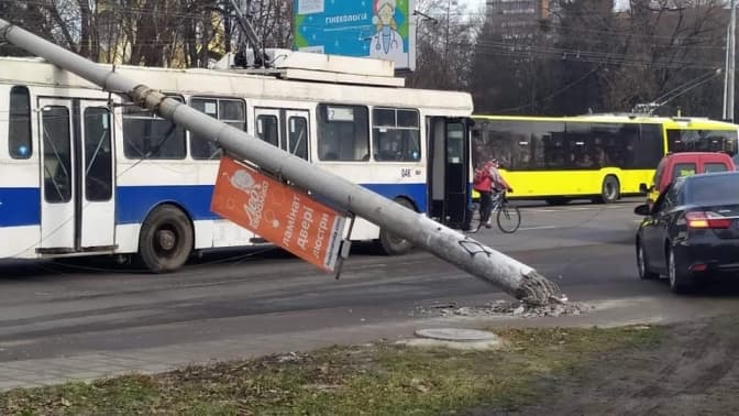 На вулиці Науковій у Львові електроопори впали на тролейбус і авто