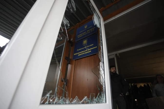 Бійці добровольчих батальйонів Львова увірвались на сесію міськради та розбили вхідні двері