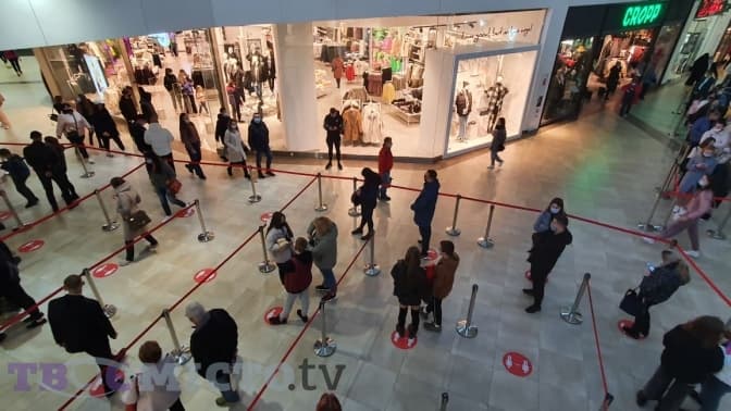 У Львові утворилися черги до першого магазину H&M. Фото, відео з відкриття