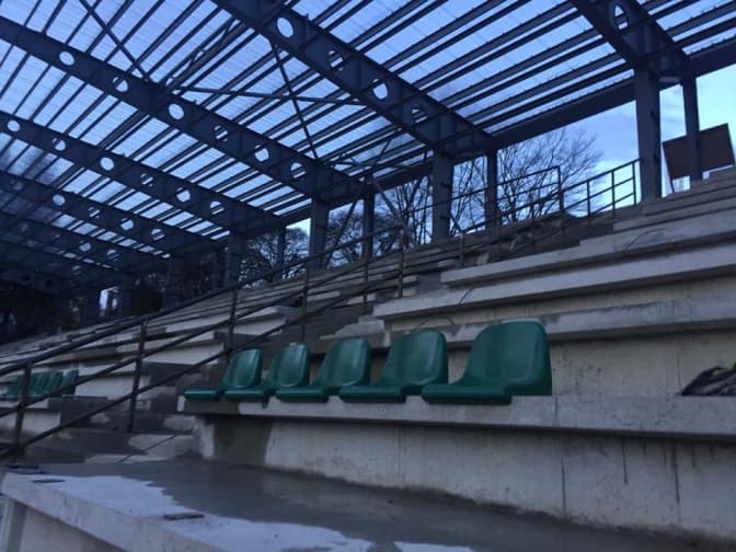 На стадіоні «Юність» встановлюють крісла. Фото