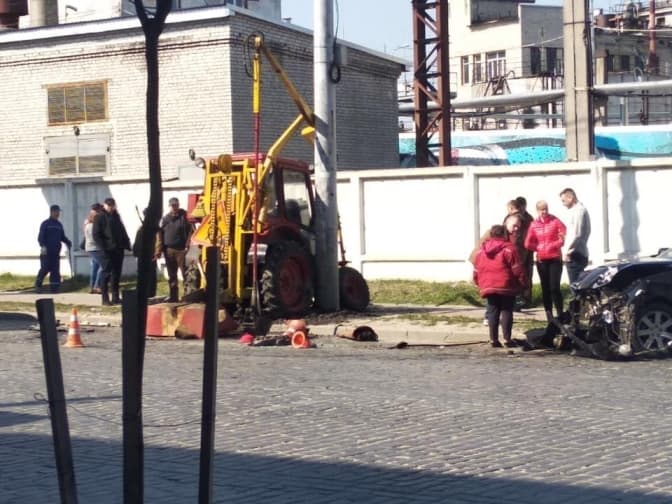Львівська міськрада судитиметься із власником Lexus, який в'їхав у комунальний трактор