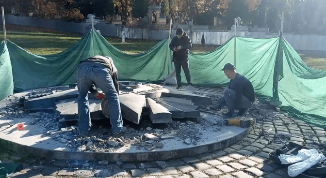 У Львові на Марсовому полі демонтовують радянську зірку