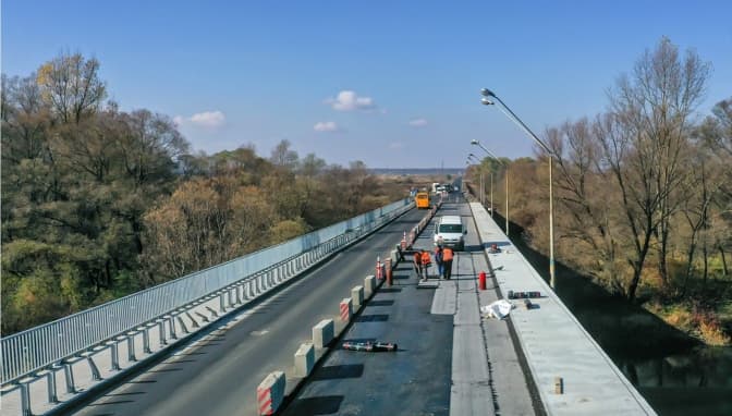 У Жидачеві для руху транспорту відкрили дві смуги відремонтованого мосту. Фото