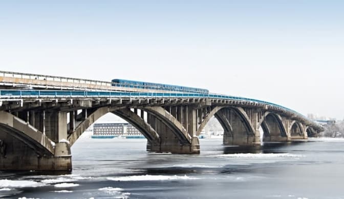 У КМДА спростовують інформацію про можливе закриття мосту Метро