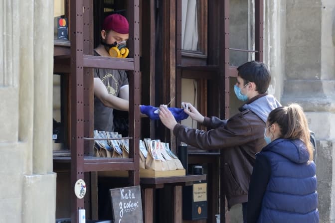 Уряд оприлюднив план зняття обмежень та етапи виходу України з карантину