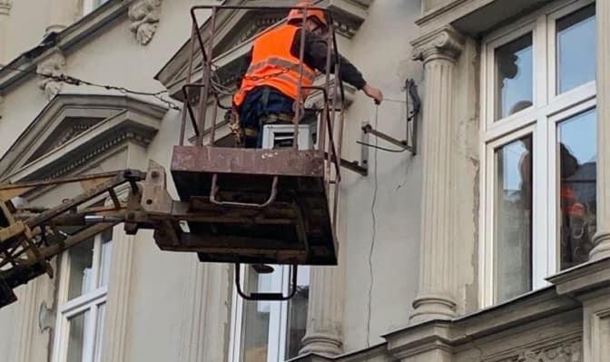 У Львові демонтували майже два десятки кондиціонерів з пам’яток архітектури