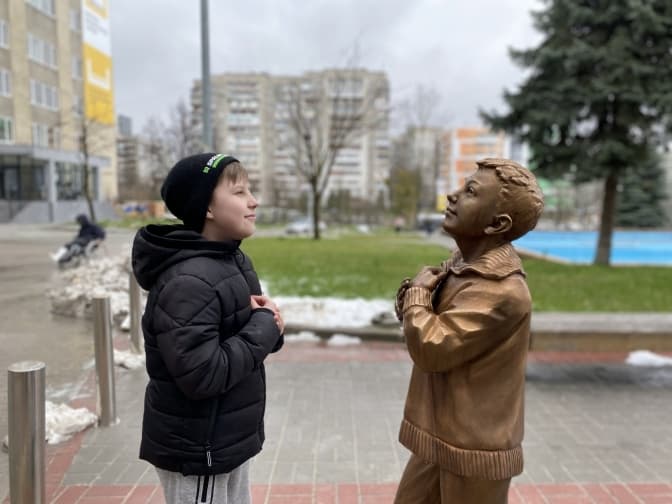 Біля лікарні Святого Пантелеймона у Львові встановили скульптуру хлопчика, батькові якого пересадили легені