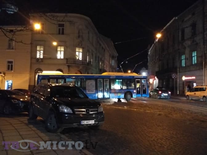 Через зламаний автобус у центрі утворюється затор. Фото