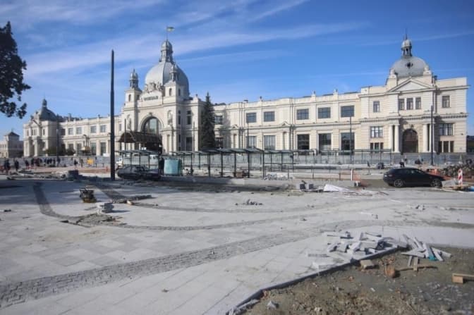 На площі Двірцевій завершують перший етап реконструкції. Актуальні фото