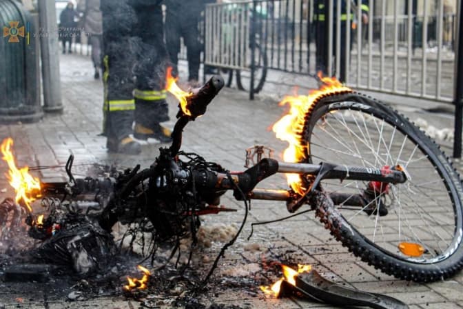 У центрі Львова загорівся електровелосипед